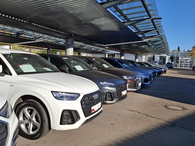 Audi-Fahrzeuge im Freien abgestellt bei einem Autohändler