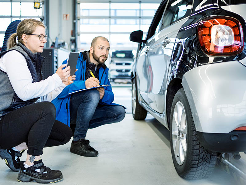 Besichtigungs-Termin beim DAT Expert Partner: Diese Kfz-Sachverständigen sind besonders qualifiziert und berechtigt, die DAT Schätzurkunde mit dem exakten Fahrzeugwert (unter Berücksichtigung des Fahrzeug-Zustands und der Sonderausstattungen) auszustellen.