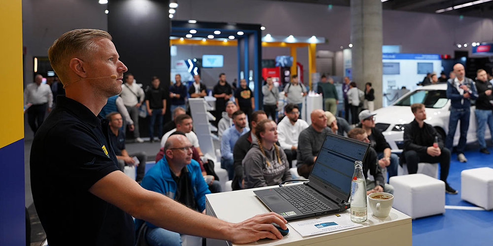 Auszubildende auf der Automechanika am DAT Stand