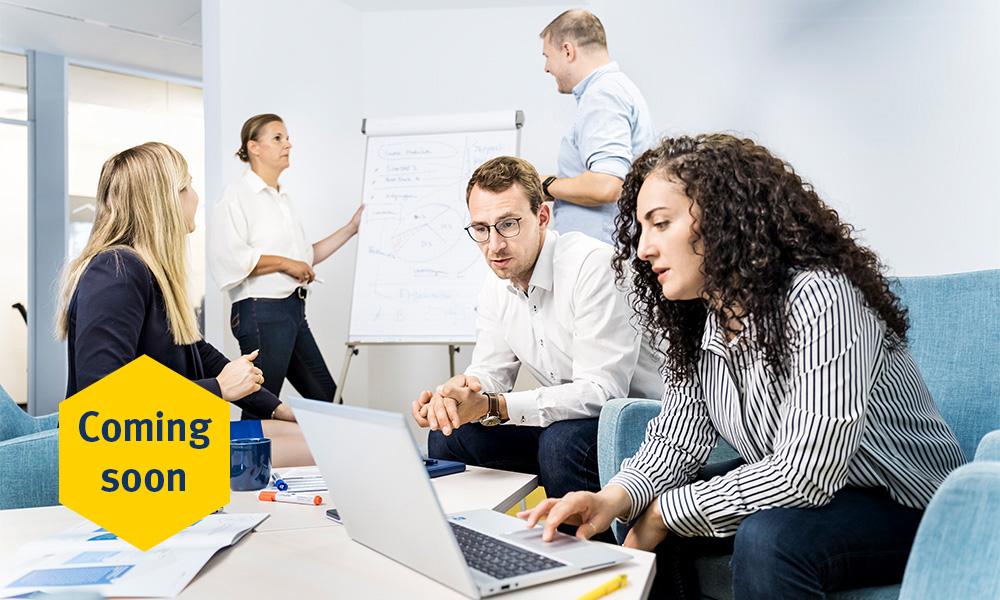 Mehrere Personen arbeiten an einem Lehrplan für die DAT-Akademie aus.