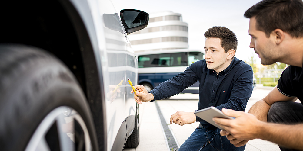 Kfz-Sachverständiger begutachtet das gebrauchte Auto eines privaten Verkäufers um den Preis für das Gebrauchtfahrzeug zu ermitteln