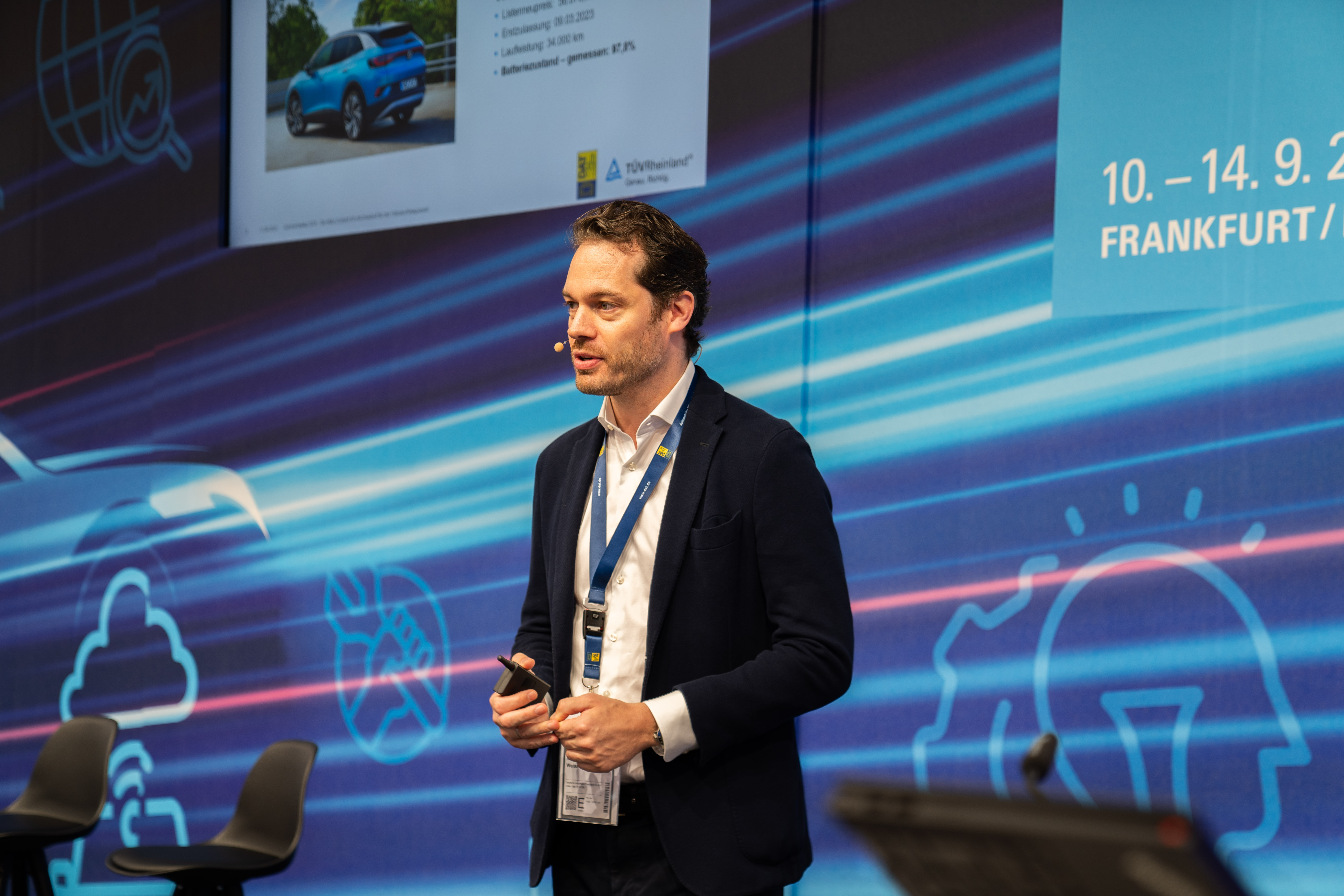 Martin Weiss, Leiter DAT Fahrzeugwerte, referiert bei der Automechanika 2024 über die bedeutende Rolle des Akku-Zustands bei der Gebrauchtwagenbewertung